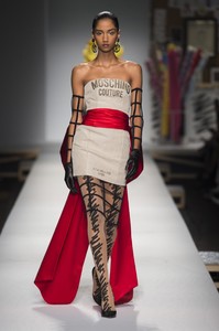 defile-moschino-printemps-ete-2019-milan-look-57.thumb.jpg.e1f90c1baa83a60e0656d1139c5bd18d.jpg