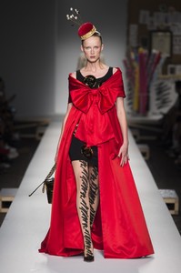 defile-moschino-printemps-ete-2019-milan-look-59.thumb.jpg.0b503fe0ea9a78a4569d13b3eb102c6a.jpg
