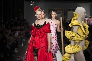 defile-moschino-printemps-ete-2019-milan-look-73.thumb.jpg.aa8ecb634219b8bfbaaf01d9dcf8ccf9.jpg