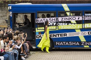 defile-natasha-zinko-printemps-ete-2019-londres-look-1.thumb.jpg.14b7bcd143b253ab4c7597474136673c.jpg