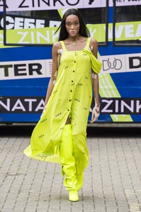 defile-natasha-zinko-printemps-ete-2019-londres-look-3.thumb.jpg.9bb47ad0af6e69f966865ad9742123db.jpg