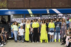 defile-natasha-zinko-printemps-ete-2019-londres-look-40.thumb.jpg.79a3a9abfba063e9df200378da24c8f9.jpg