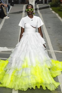 defile-off-white-printemps-ete-2019-paris-look-20.thumb.jpg.6cee94af73df7c2f59d81ebae38290d2.jpg