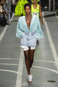 defile-off-white-printemps-ete-2019-paris-look-27.thumb.jpg.8c50b2bcd9a0efefb65a3b922e037065.jpg