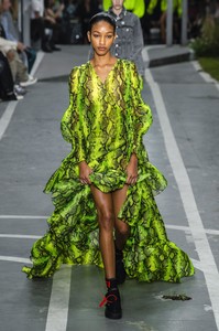defile-off-white-printemps-ete-2019-paris-look-47.thumb.jpg.58744b21915c90bde5e9dbc660cb3e9f.jpg