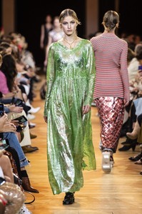 defile-paco-rabanne-printemps-ete-2019-paris-look-18.thumb.jpg.5f0a5fa56c1c8b66702123c036a391c8.jpg