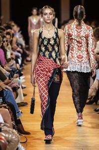 defile-paco-rabanne-printemps-ete-2019-paris-look-24.thumb.jpg.8998da94736192499524f8c2cbd35638.jpg