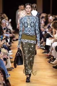 defile-paco-rabanne-printemps-ete-2019-paris-look-26.thumb.jpg.acedc7a09c3ab64cc3a625dece7ed460.jpg