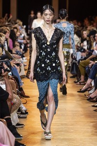 defile-paco-rabanne-printemps-ete-2019-paris-look-29.thumb.jpg.70904311085acd342bd79dc68ea26a13.jpg