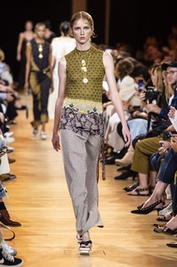 defile-paco-rabanne-printemps-ete-2019-paris-look-33.thumb.jpg.30269e6a581321bb200e2cb2729fdf72.jpg
