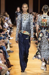 defile-paco-rabanne-printemps-ete-2019-paris-look-4.thumb.jpg.6bbf7a444b052042dac6a9d46dac6aa4.jpg