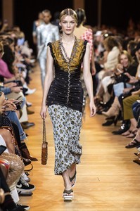 defile-paco-rabanne-printemps-ete-2019-paris-look-9.thumb.jpg.8bbc5481fbc43f4a3915e21171be1506.jpg