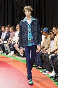 defile-paul-smith-printemps-ete-2017-paris-look-9.thumb.jpg.27093d6057a5d443ae78e6210b5dda77.jpg