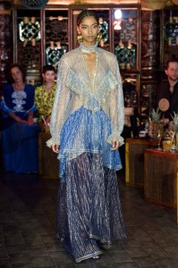 defile-peter-pilotto-printemps-ete-2019-londres-look-22.thumb.jpg.34527cd9990a5c8ba3872586b47f75f9.jpg