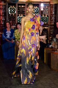 defile-peter-pilotto-printemps-ete-2019-londres-look-45.thumb.jpg.208cb739d93360772370eedf60b6d488.jpg