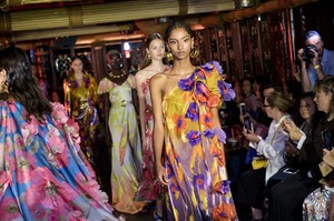 defile-peter-pilotto-printemps-ete-2019-londres-look-47.thumb.jpg.34bbef980234be49fe488b6ae80bd49b.jpg