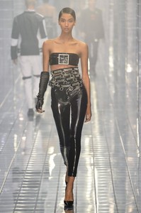 defile-philipp-plein-printemps-ete-2019-milan-look-12.thumb.jpg.1e4d5ecec09957faa6340e4fe907f6f6.jpg