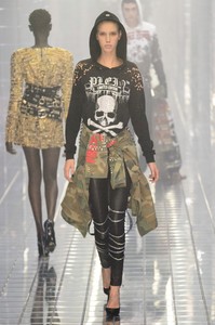 defile-philipp-plein-printemps-ete-2019-milan-look-34.thumb.jpg.900d4ab7ce306a8d52df052503c9c8f8.jpg