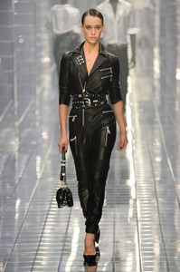defile-philipp-plein-printemps-ete-2019-milan-look-6.thumb.jpg.ecdd30dbf516b5e6c969e2ad3b831bb8.jpg