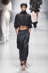 defile-philosophy-di-lorenzo-serafini-printemps-ete-2019-milan-look-10.thumb.jpg.46c3e8e3258dfe6cd0bc2283ca7cc5eb.jpg