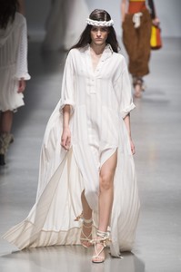 defile-philosophy-di-lorenzo-serafini-printemps-ete-2019-milan-look-18.thumb.jpg.cdf5a9e56115e49fe9590cee40a75c5e.jpg