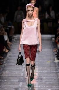 defile-prada-printemps-ete-2019-milan-look-10.thumb.jpg.a401311c96183508144a0176ffe78977.jpg
