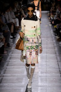 defile-prada-printemps-ete-2019-milan-look-39.thumb.jpg.29b4677540a0f923916fe0ae20ce3f62.jpg