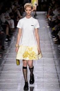 defile-prada-printemps-ete-2019-milan-look-48.thumb.jpg.ca653e50c61f4a7dd7886f03080628a2.jpg