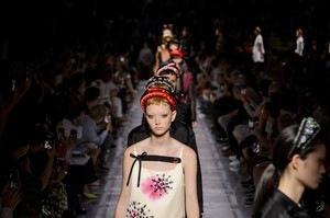 defile-prada-printemps-ete-2019-milan-look-56.thumb.jpg.5cb13d88ac56b663b4c0390dddd42aa0.jpg