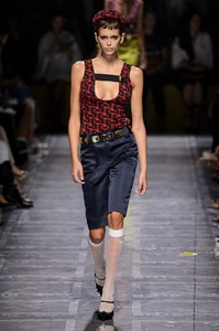 defile-prada-printemps-ete-2019-milan-look-6.thumb.jpg.b16b609410fd7611695aa259a99c510b.jpg
