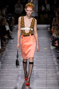 defile-prada-printemps-ete-2019-milan-look-8.thumb.jpg.5bcf6fbe213310c92f57ebe14c27cb6c.jpg