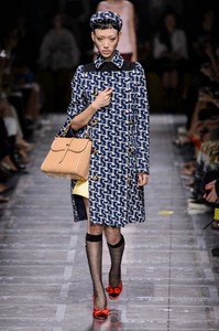 defile-prada-printemps-ete-2019-milan-look-9.thumb.jpg.f8f01d2e4652d3ab2414f79e02e85d74.jpg