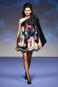 defile-richard-quinn-printemps-ete-2019-londres-look-35.thumb.jpg.87516553b96d1e0ac53609997befc66b.jpg