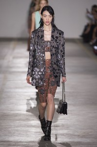 defile-roberto-cavalli-printemps-ete-2019-milan-look-7.thumb.jpg.60aa8a8d827d1adee1f11f6e4faede74.jpg