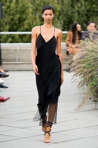 defile-roland-mouret-printemps-ete-2019-londres-look-19.thumb.jpg.5827688bc44fe36f838934c93b809a9f.jpg