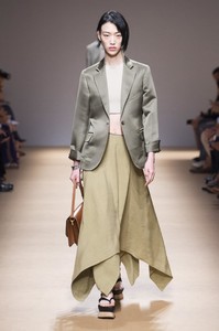 defile-salvatore-ferragamo-printemps-ete-2019-milan-look-10.thumb.jpg.bbedd055783e1b9295c264cb2ca53bc7.jpg