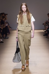 defile-salvatore-ferragamo-printemps-ete-2019-milan-look-37.thumb.jpg.501f8e104f4c30a418591b06150e7d34.jpg