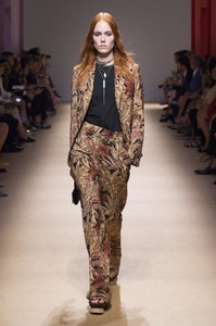defile-salvatore-ferragamo-printemps-ete-2019-milan-look-39.thumb.jpg.36bbde1054693f926fb028ad04838de4.jpg