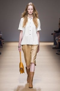 defile-salvatore-ferragamo-printemps-ete-2019-milan-look-4.thumb.jpg.04b89222e8ce2ff8e52a4c7ecbd5cc03.jpg