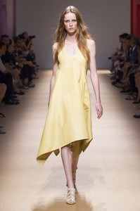 defile-salvatore-ferragamo-printemps-ete-2019-milan-look-59.thumb.jpg.3343ad650ef6e4ee9ac75b9006b9f7c8.jpg