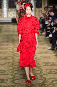 defile-simone-rocha-printemps-ete-2019-londres-look-12.thumb.jpg.8c07f7d2972061d141659a6e723de61f.jpg
