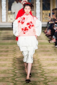 defile-simone-rocha-printemps-ete-2019-londres-look-14.thumb.jpg.a94d0d7f0728a5e8d6e87f898c8bb560.jpg