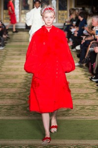 defile-simone-rocha-printemps-ete-2019-londres-look-15.thumb.jpg.d1168039f2fa00c4135e77e7cac1771a.jpg