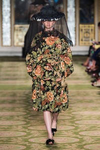 defile-simone-rocha-printemps-ete-2019-londres-look-2.thumb.jpg.de6655d7c82e5ce551683c5eca0fae57.jpg