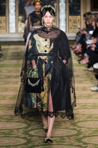 defile-simone-rocha-printemps-ete-2019-londres-look-20.thumb.jpg.5846e7b1dd0a3efe72b5ac19200124e6.jpg