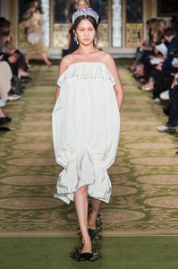 defile-simone-rocha-printemps-ete-2019-londres-look-28.thumb.jpg.77dda12dc06b3ffae66a42c63bc0ab61.jpg