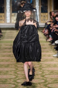 defile-simone-rocha-printemps-ete-2019-londres-look-3.thumb.jpg.549a470db6e221c27687128c51108948.jpg