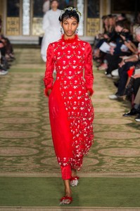 defile-simone-rocha-printemps-ete-2019-londres-look-35.thumb.jpg.49cd75d6dc60a5a1cb6369e3d3ca0081.jpg