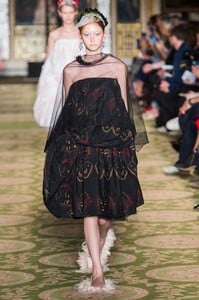 defile-simone-rocha-printemps-ete-2019-londres-look-37.thumb.jpg.ee360276f03ab891a61cc47332eb2e4c.jpg