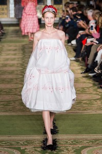 defile-simone-rocha-printemps-ete-2019-londres-look-38.thumb.jpg.43fe85230fe2c56f2227efb8958ac30d.jpg